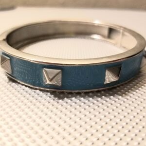 NWOT Hot Topic Silver and Blue Pyramid Stud Bracelet